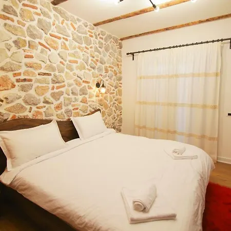 Tres Belle * Korça
